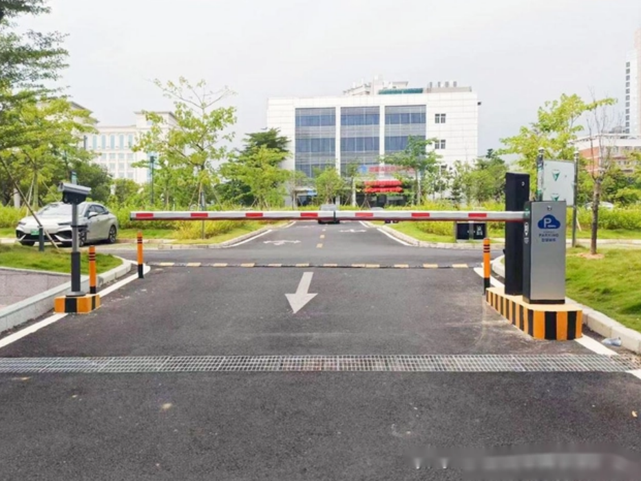 北京小區(qū)車牌識(shí)別技術(shù)在停車場(chǎng)系統(tǒng)中如何應(yīng)用？凱源恒潤北京監(jiān)控安裝工程公司有妙招！